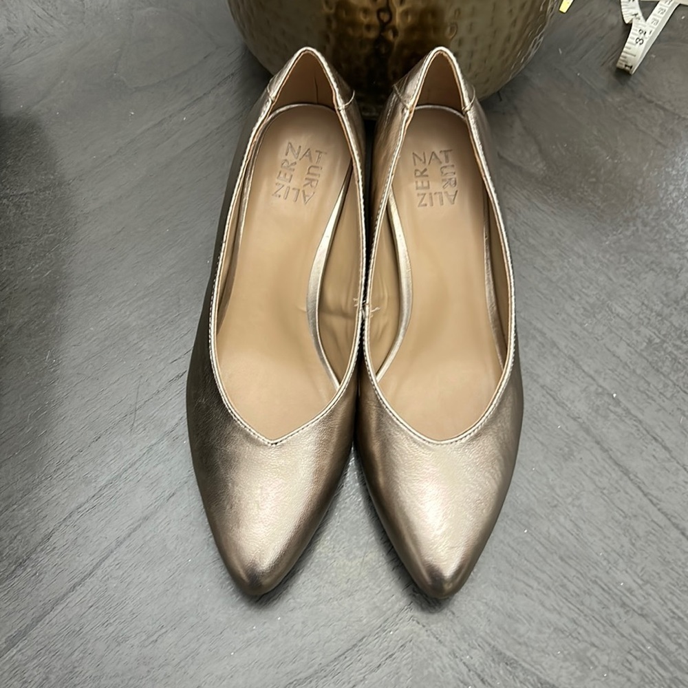 NATURALIZER Malynn Pumps Women's Shoes In Warm Silver - Picture 4 of 10